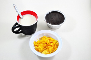 عکس با کیفیت ظرف شیر با غلات و کیک